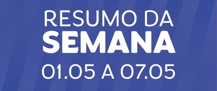 Card com o fundo azul, com listras transversais em um tom cinza claro escrito em letras brancas "Resumo da Semana 01.05 a 07.05