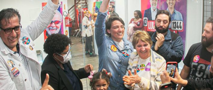 Candidata a deputada federal Carla Ayres lança comitê com apoio da secretária nacional LGBTI+ do PT em Florianópolis