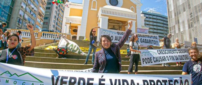 Vereadora Carla Ayres participa de ato contra a lei do Plano Diretor em Florianópolis